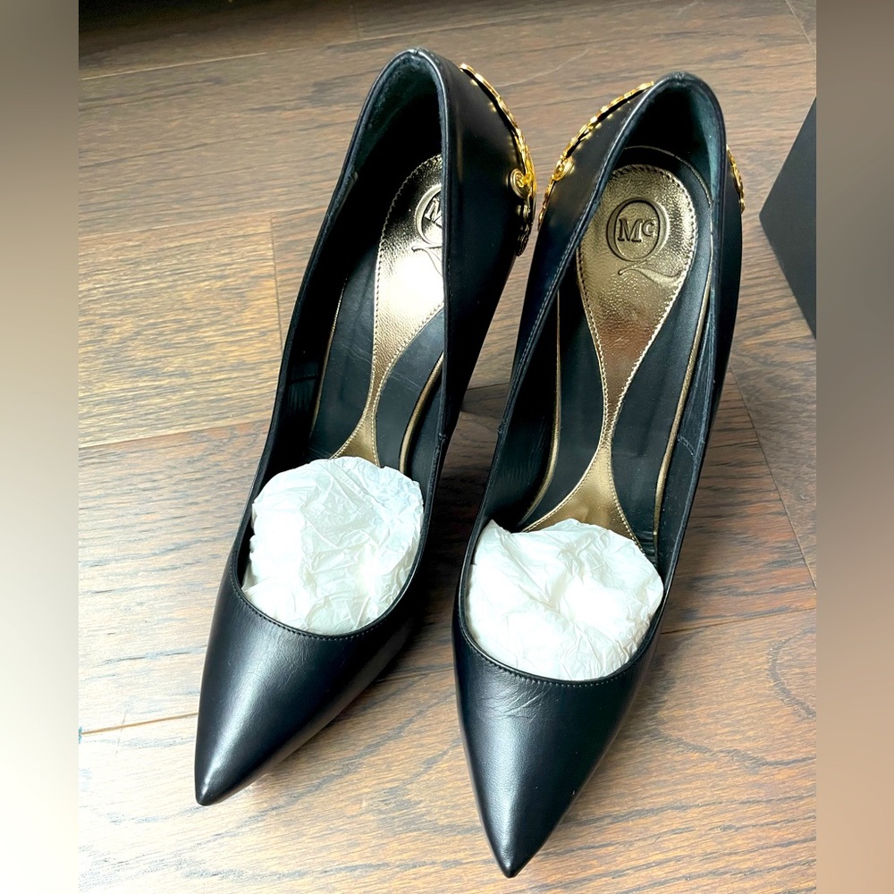 Gorgeous Alexander McQueen Black/Golden Pump, Size 38. Great for holiday party